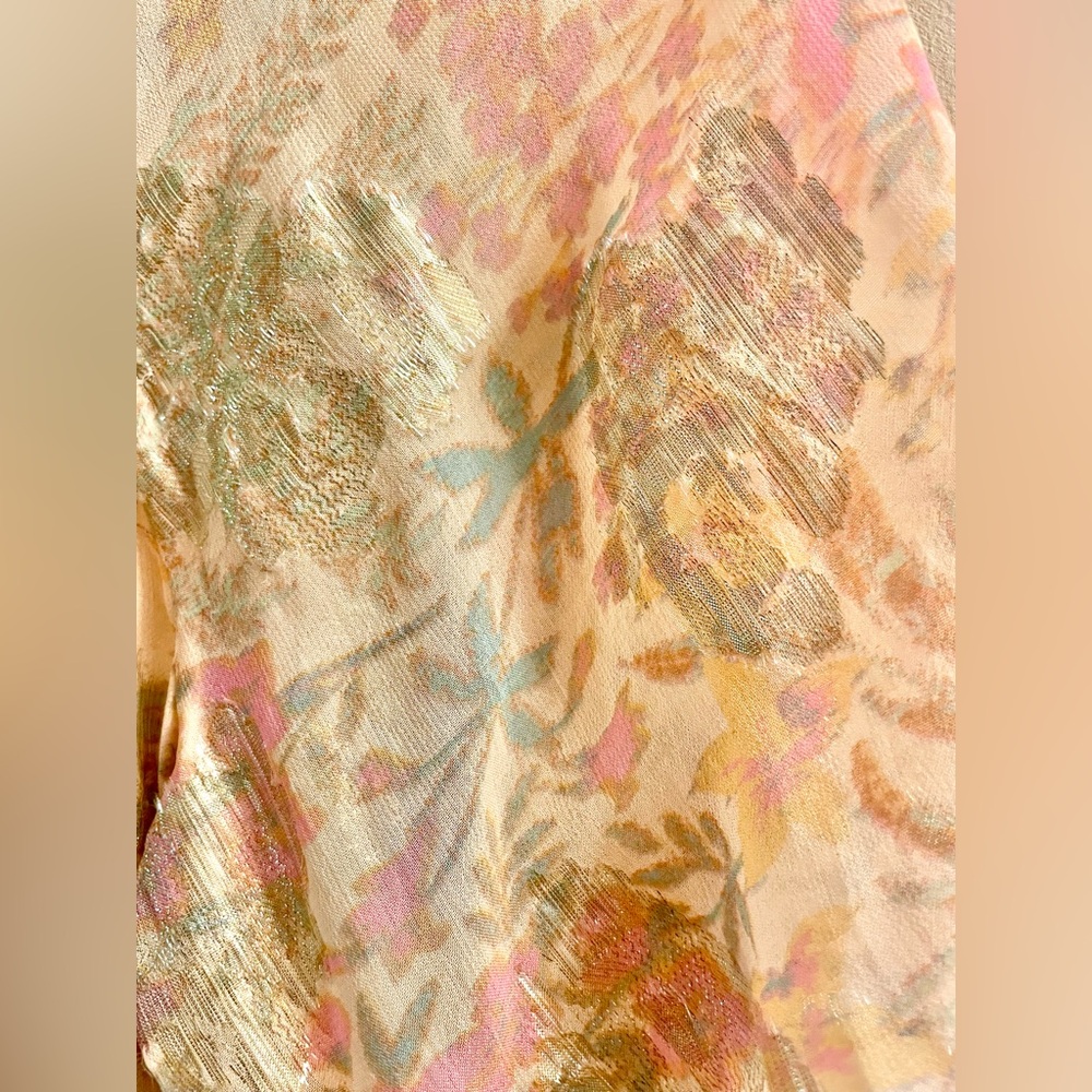 LOFT Shimmer Floral Pastel Top
SIZE MEDIUM **LIKE NEW** - Picture 7 of 16